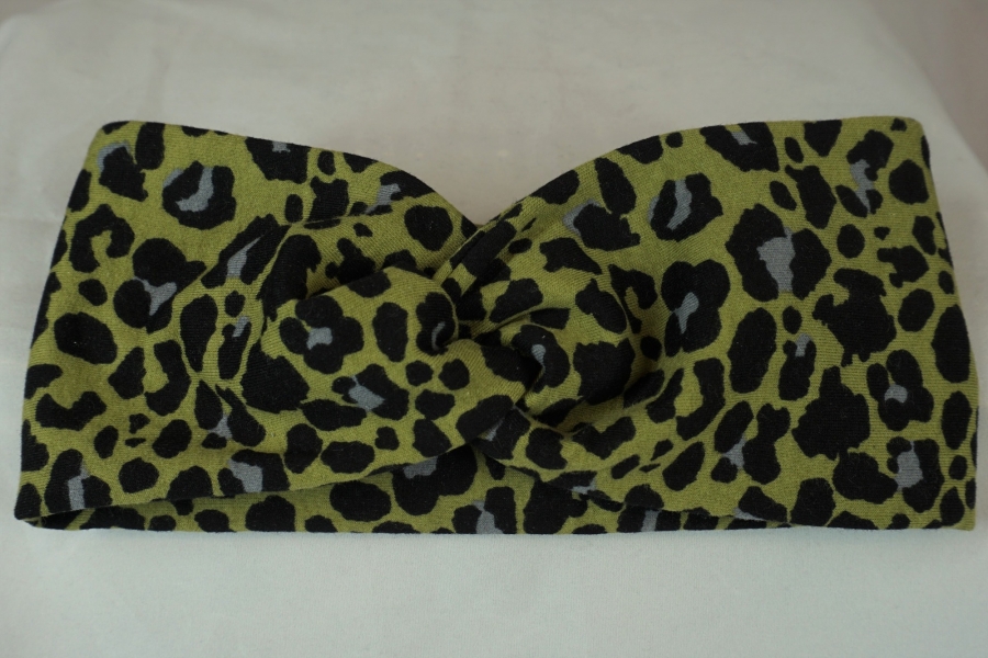 knotenstirnband-jersey-baumwolle-pepafarina-gruen-leopardenmuster